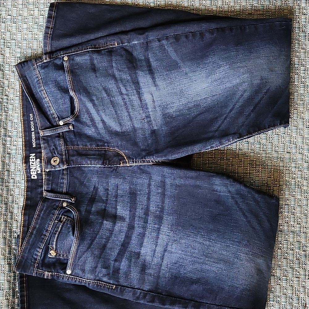 Nice pair of dark blue Denizen from Levi's.